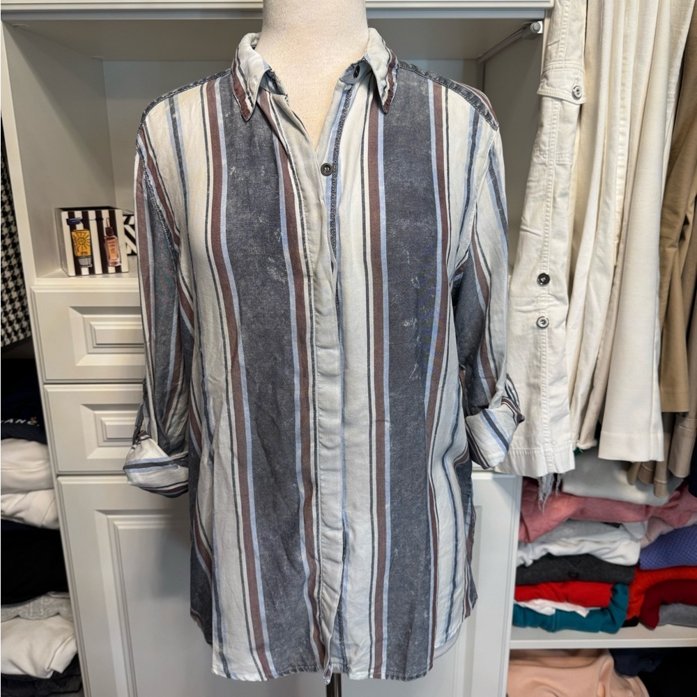 Kut from the Kloth Blue and White Casual Button Down Shirt